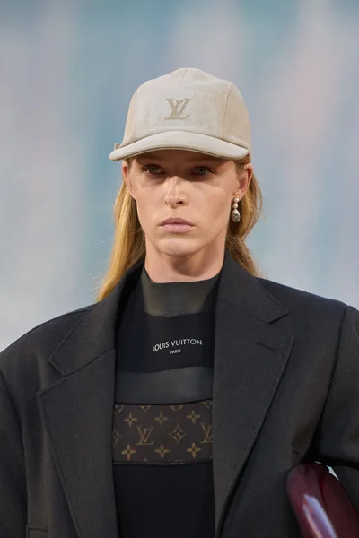 Look 16